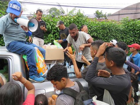 Dan a migrantes de caravana documento que les permite libre tránsito