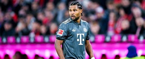 FC Bayern München Serge Gnabry absolviert Balltraining