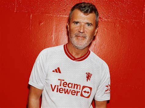 Roy Keane Jadi Model Jersey Ketiga Manchester United Musim 2023 24