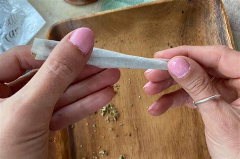 How To Roll A Joint Step By Step Guide With Pictures