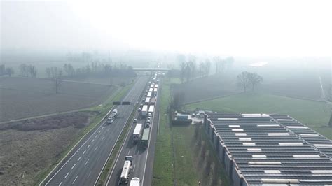 A Maxi Tamponamento Per Nebbia Tra Piacenza E Parma Il Video Dal