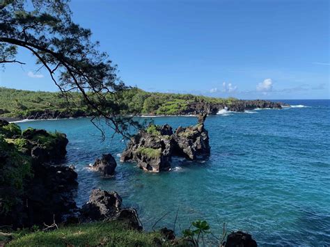 BLACK SAND BEACH IN MAUI - WAI'ANAPANAPA STATE PARK