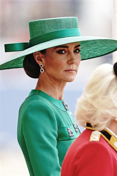 Kate Middleton Viste De Verde Esmeralda Con Mensaje En El Desfile