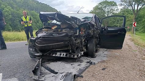 Frau stirbt bei Frontalcrash auf Landstraße zwei Menschen schwer verletzt