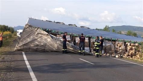 Accident rutier la Jupa între două tiruri și un autoturism Resita ro