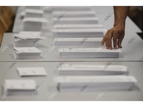 Personas Votando Y Urnas En Un Colegio Electoral Archivo Abc