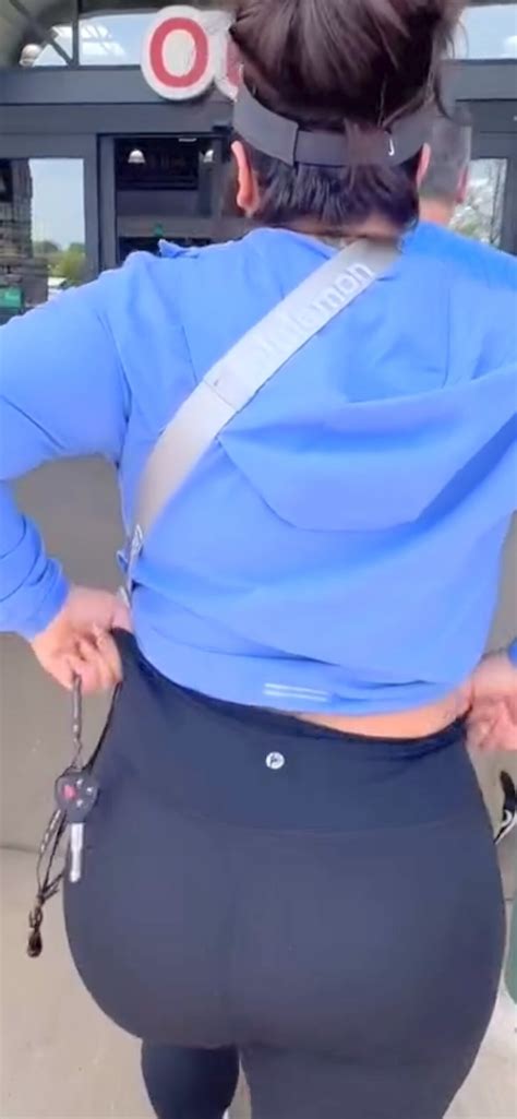 Huge Ass Latina MILF Pulls Up Leggings Entering Store OC Spandex Leggings Yoga Pants Forum