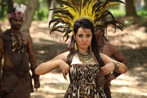 Nisha Kothari Hot Stills Photo 10 Of 28