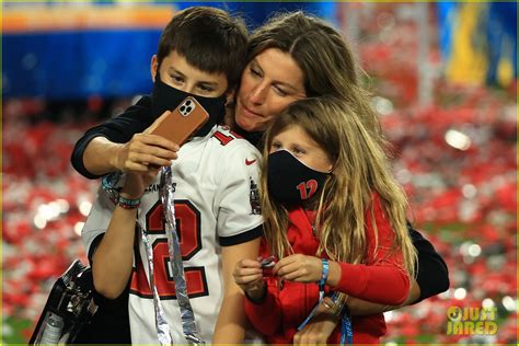 Tom Brady Kisses Wife Gisele Bundchen on Super Bowl Field, Kids Join ...