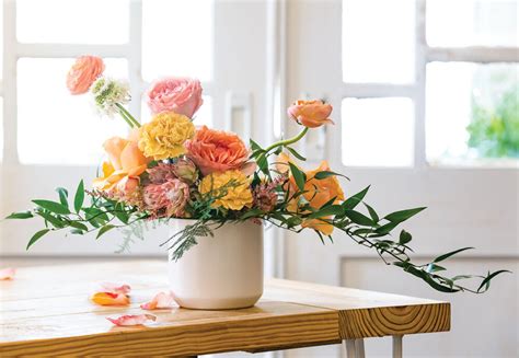 A Radiant, Sunny Arrangement - Flower Magazine