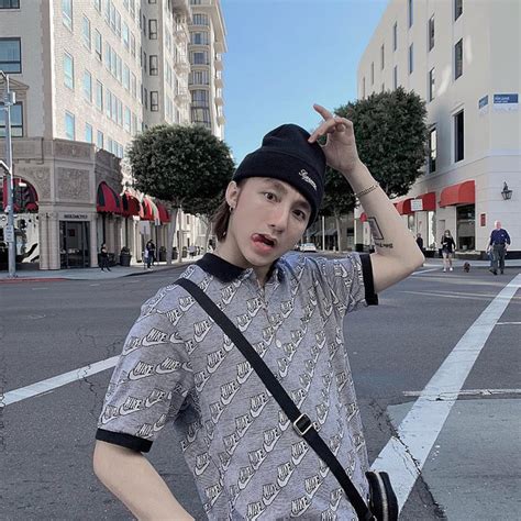 Nghi vấn tình cảm hot nhất lịch sử Vbiz Lisa Black Pink xuyên không hẹn hò với Sơn Tùng còn