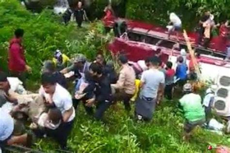 1 Orang Tewas Dan 36 Orang Terluka Akibat Bus Terjun Ke Sungai Di Guci