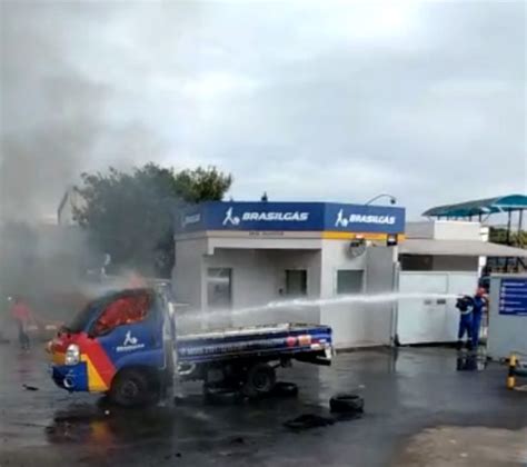 Revendedores De Botij O De G S Fazem Manifesta O E Tocam Fogo Em