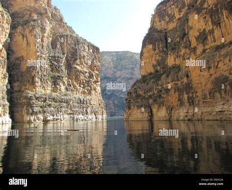 Yellowtail dam hi-res stock photography and images - Alamy