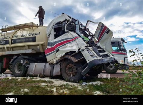 A Halle Schwerer Unfall Mit Gefahrgut Lkw Lastfahrer In F Hrerhaus