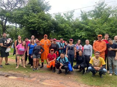 Guias e turistas são resgatados após ficarem ilhados em cachoeira no