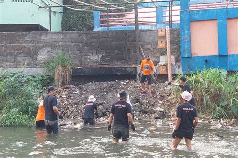 Bersihkan Kali Code Baguna Dan DPC PDIP Yogyakarta Ajak Masyarakat