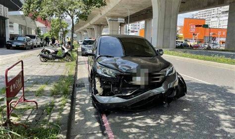 開車拜拜途中車禍 騎士疑闖紅燈遭撞飛不治 社會 自由時報電子報