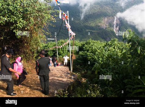 ADAM S PEAK SRI LANKA Diciembre 2017 Peregrinos Budistas Caminar