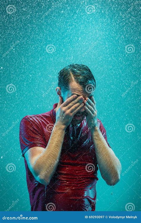 Le Portrait Du Jeune Homme Sous La Pluie Image Stock Image Du