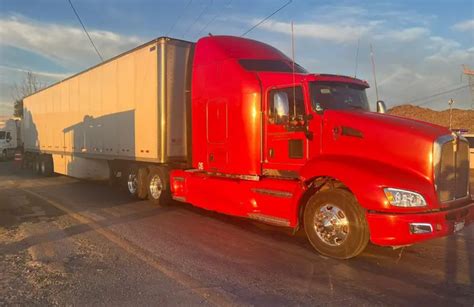 De una caja de tráiler en el desierto de Chihuahua son rescatados más