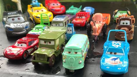 Membersihkan Mainan Mobil Mobilan Disney Pixar Cars Lightning Mcqueen