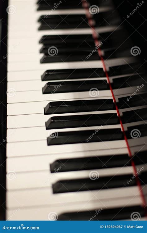 Fila De Teclas De Piano En Blanco Y Negro En Un Teclado De Piano