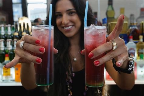 People Look Hottest After One Drink, Study Says, But Here's How To Fake