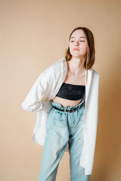 Menina Nude Bonita Do Modelo De Forma Na Camisa Branca Que Olha Imagem De Stock Imagem De