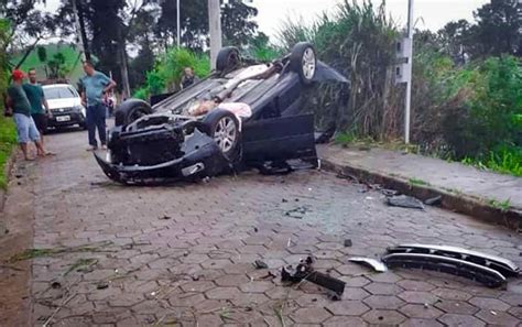 Casal Morre Ap S Carro Cair De Barranco E Capotar Na Entrada De