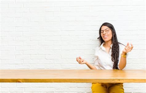 Joven mujer bonita latina sonriendo sintiéndose despreocupada