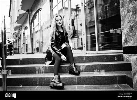 Femme Blonde Qui Marche Banque D Images Noir Et Blanc Page Alamy