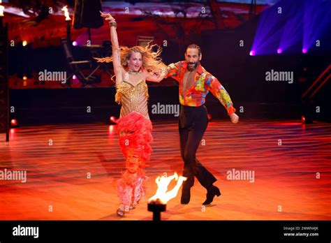 Sängerin Lulu Lewe und Tänzer Massimo Sinato in der vierten Live Show