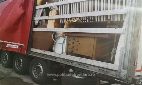 FOTO Camion cu 11 tone de mobilă second hand care trebuia să ajungă în