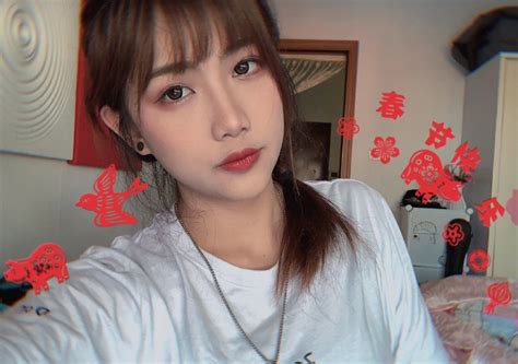 Hot girl 21 tuổi khoe ảnh mặt mộc kém lung linh nhưng bất ngờ lại được fan ủng hộ
