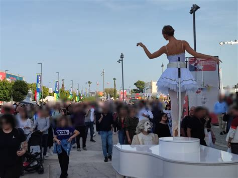 Bari Mila Visitatori Per La Fiera Del Levante In Formato Ristretto