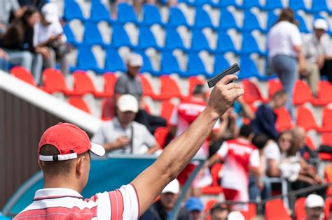 El Pistoletazo De Salida En La Mano De Un Hombre En El Estadio Inicio