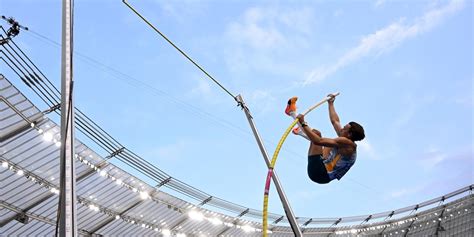 Armand Duplantis Ha Stabilito Il Record Del Mondo Di Salto Con L Asta