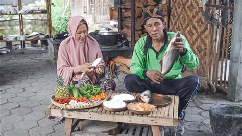 Memetik Mentimun Dan Kemangi Masak Brekecek Khas Cilacap Acar Timun