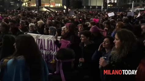 Manifestazione A Milano Donne Nude In Stazione Per Protesta