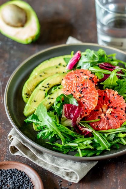 Ensalada De Aguacate Y Pomelo Foto Premium