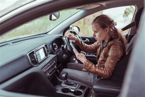 Cellulare Alla Guida Oltre Conducenti Distratti Al Giorno In Uk