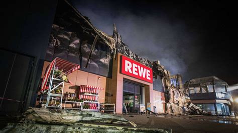 Feuer in Supermarkt Feuerwehr nach Großbrand in Mosbach noch vor Ort