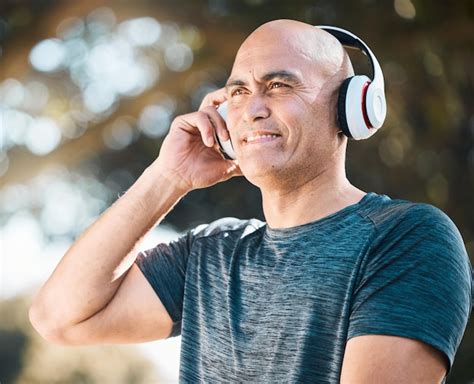 Auriculares de hombre feliz y escuchar música en la naturaleza para