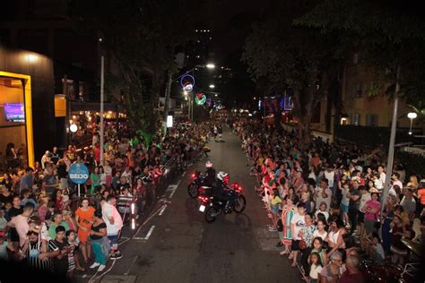 Parada de Natal leva cerca de cinco mil pessoas à Rua Gastronômica de