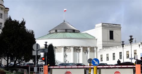 W Sejmie ważą się losy Izby Dyscyplinarnej Co zdecydowała komisja