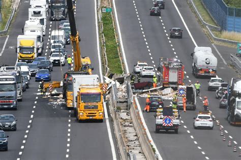 Bergamo Maxi Incidente Sulla A Sette Feriti Di Cui Uno Grave