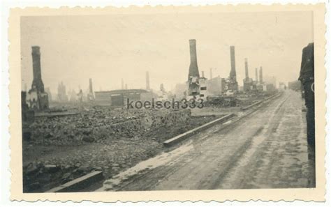 Foto Fahrzeug Kolonne Der Wehrmacht Durchf Hrt Ein Vernichtetes Dorf In