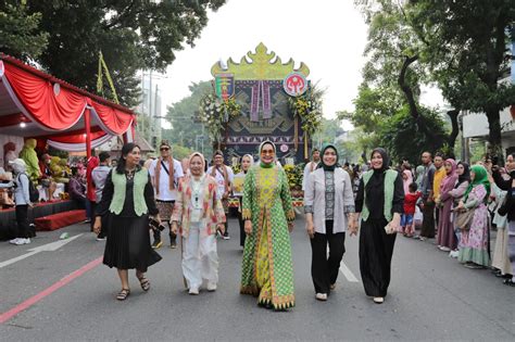 Ketua Dekranasda Provinsi Lampung Ibu Riana Sari Arinal Hadir Dalam