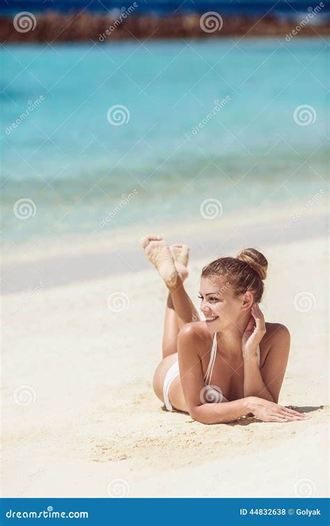 Donna In Bikini Alla Spiaggia Tropicale Fotografia Stock Immagine Di